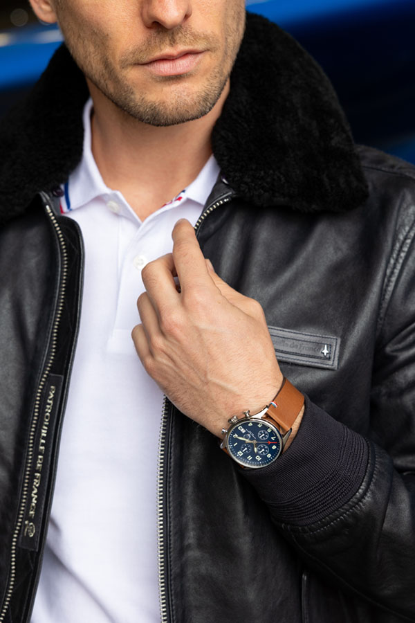 Homme élégant portant une montre de la collection avec un blouson en cuir noir