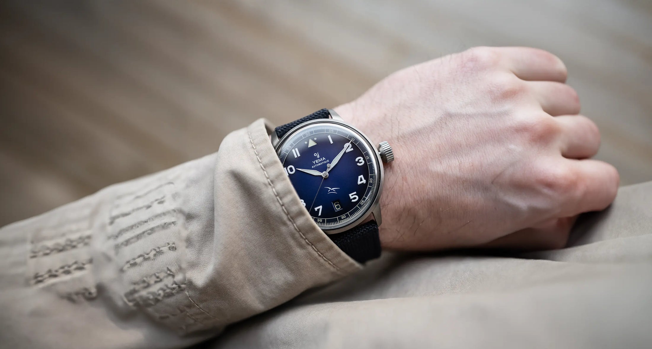 Montre portée au poignet par un homme avec son bracelet et son cadran bleu assortis