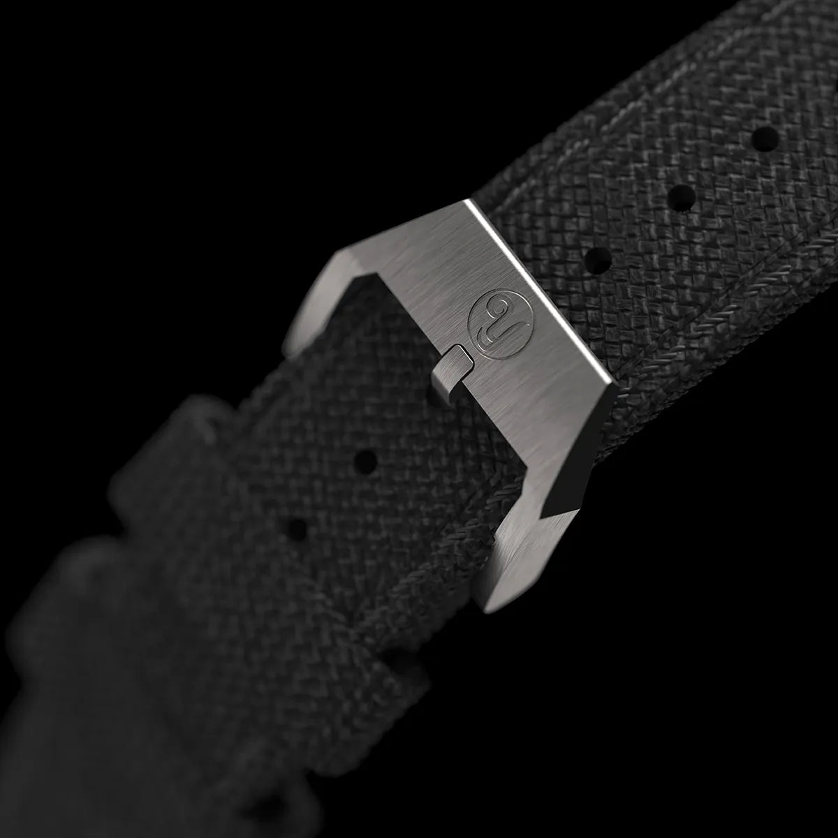 Boucle argentée du bracelet noir, gravée avec le logo Yema.