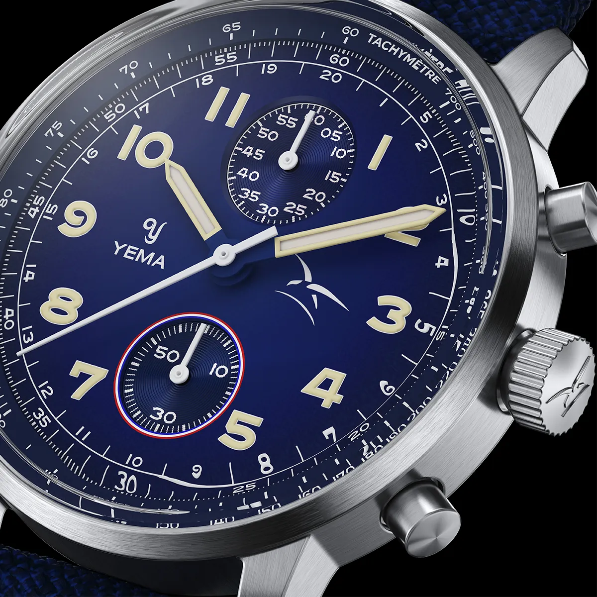 Montre chronographe YEMA avec cadran bleu, chiffres beiges, sous-cadrans et bracelet en tissu bleu marine