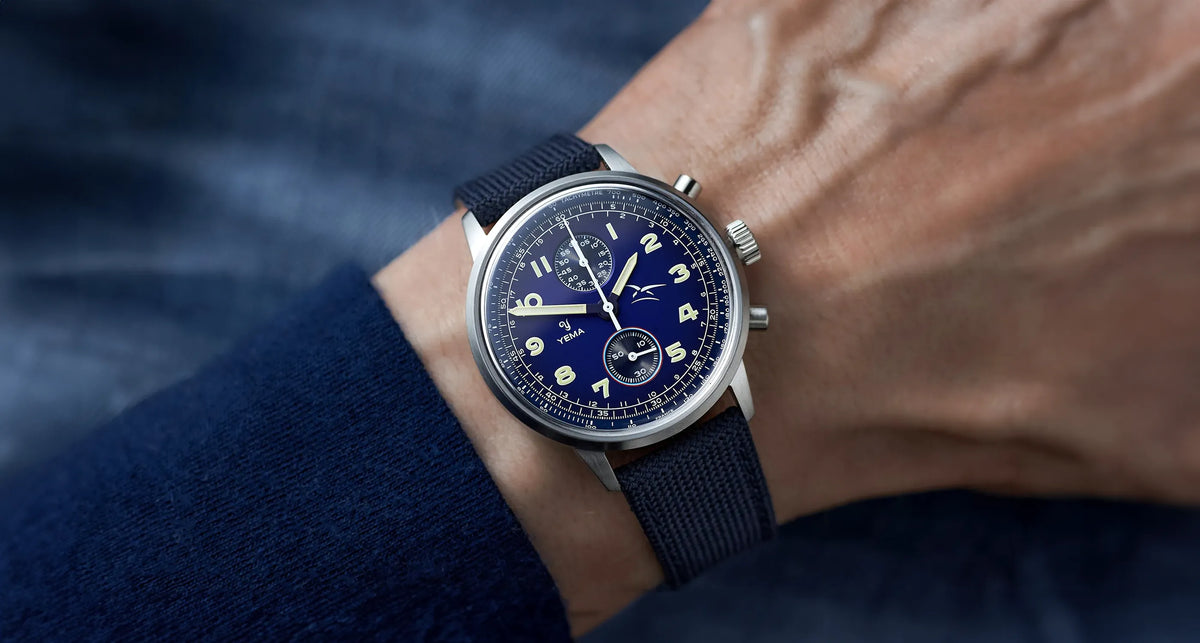 Montre portée au poignet par un homme avec son bracelet et son cadran bleu assortis