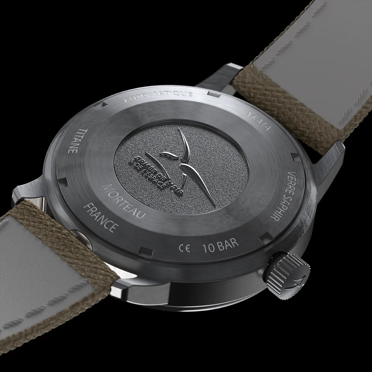 Dos de la montre en acier, frappé en relief du logo de l'armée de l'air et de l'Espace
