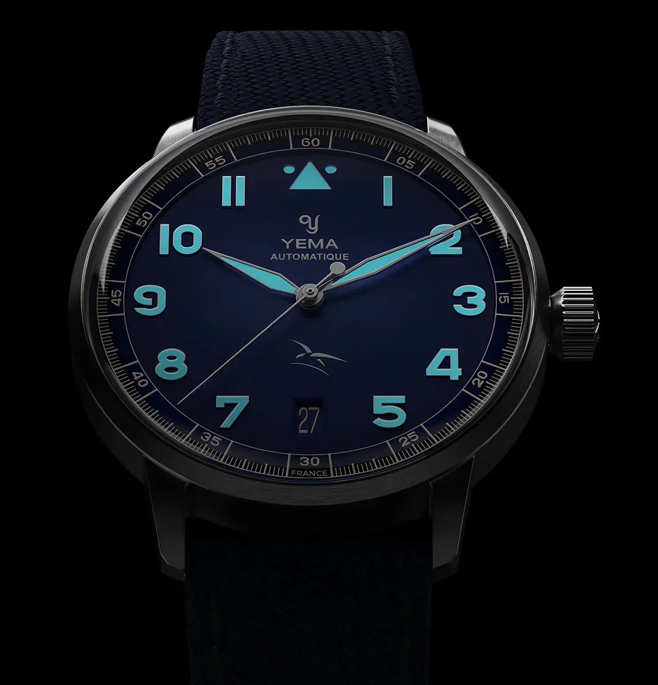 Montre plongée dans la nuit avec ces aiguilles et index lumineux bleus