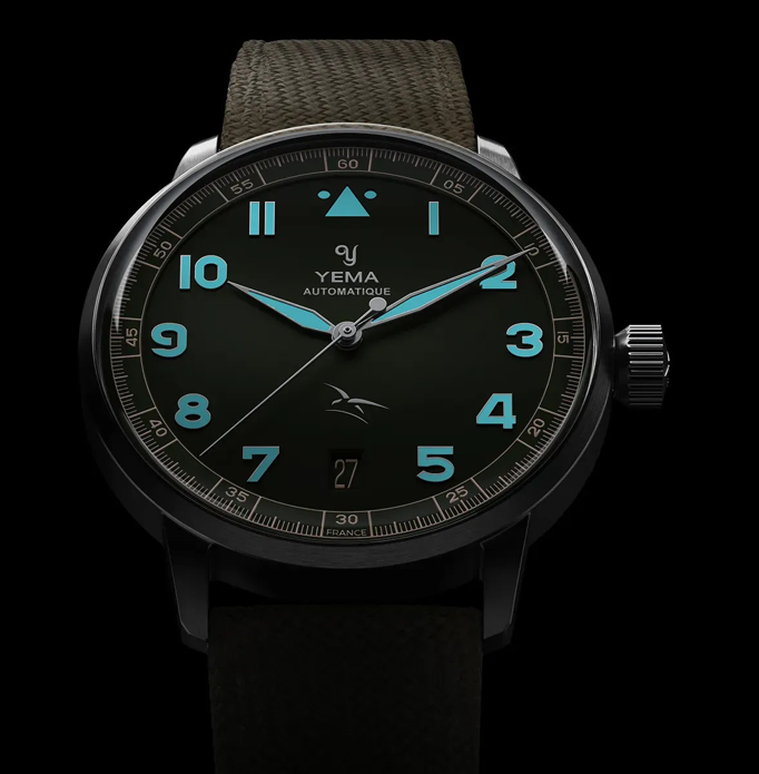 Montre plongée dans la nuit avec ces aiguilles et index lumineux bleus