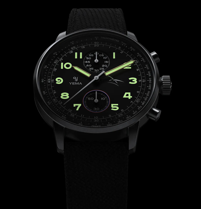 Montre plongée dans la nuit avec ces aiguilles et index lumineux