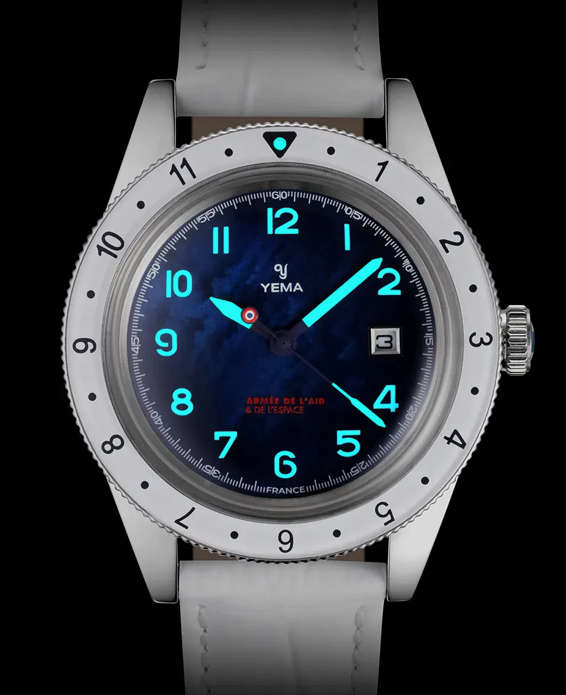Montre plongée dans la nuit avec ces aiguilles et index lumineux