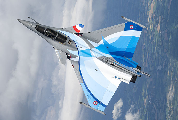 Rafale en vol, arborant les couleurs bleu-blanc-rouge 