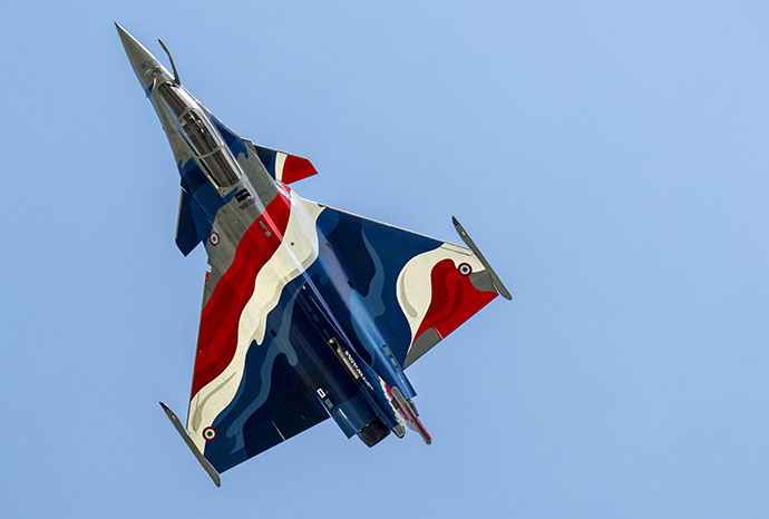Rafale en vol, arborant les couleurs bleu-blanc-rouge 