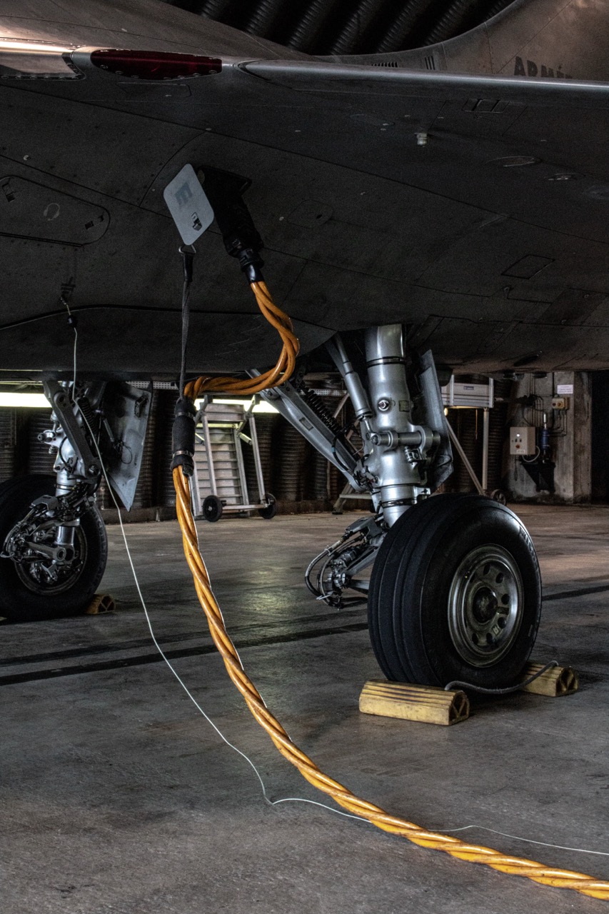 Homme élégant portant une montre de la collection avec un blouson en cuir noir