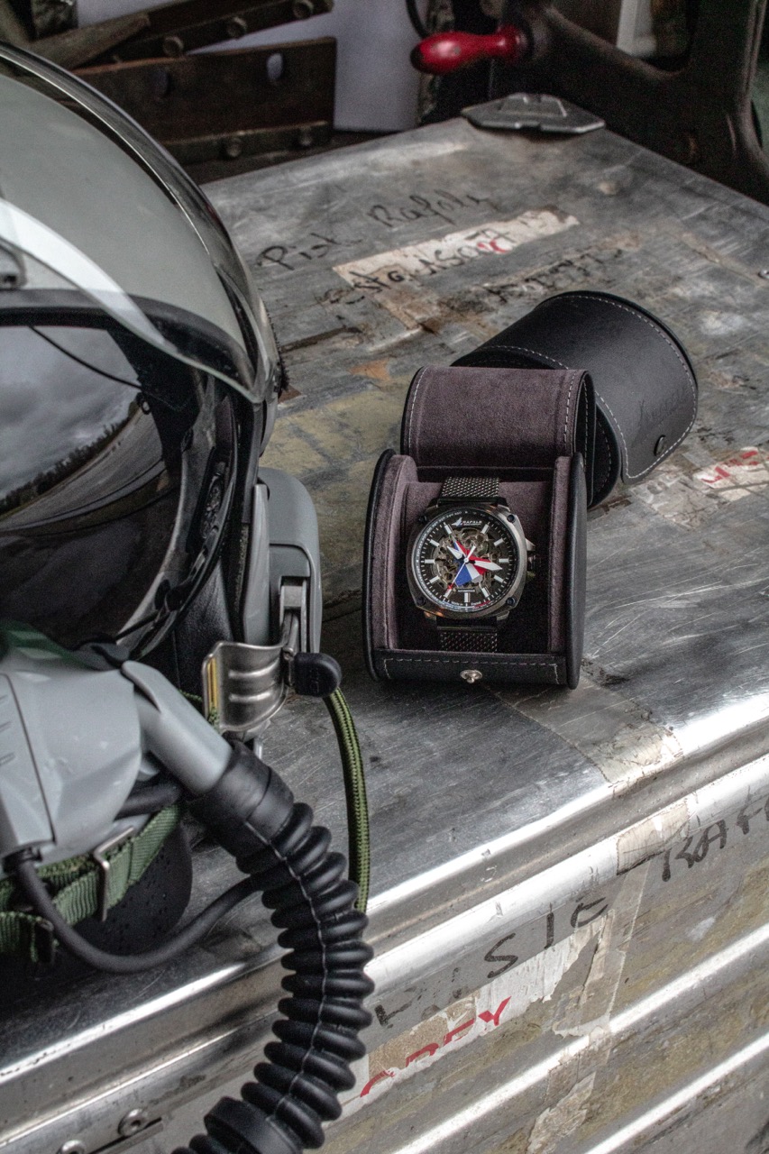 Pilotes de la patrouille de France se préparant au vol.