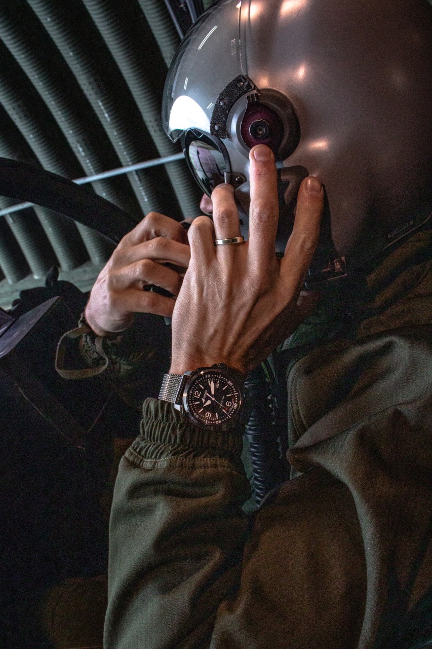 Artisan assemblant avec minutie une montre Patrouille de France