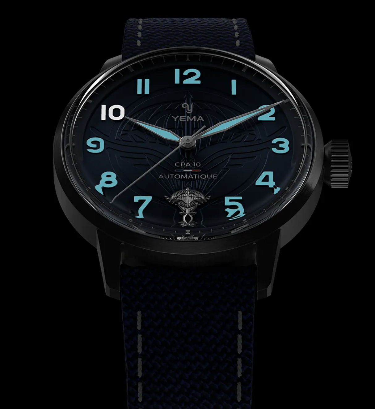 Montre plongée dans la nuit avec ces aiguilles et index lumineux bleu