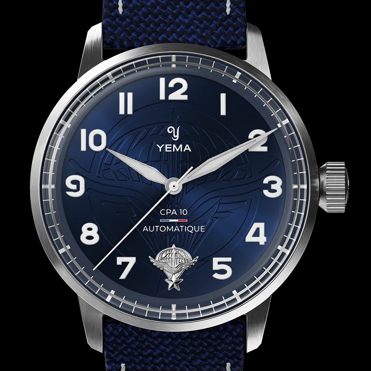 Montre YEMA avec cadran noir, chiffres blancs et bracelet en tissu noir
