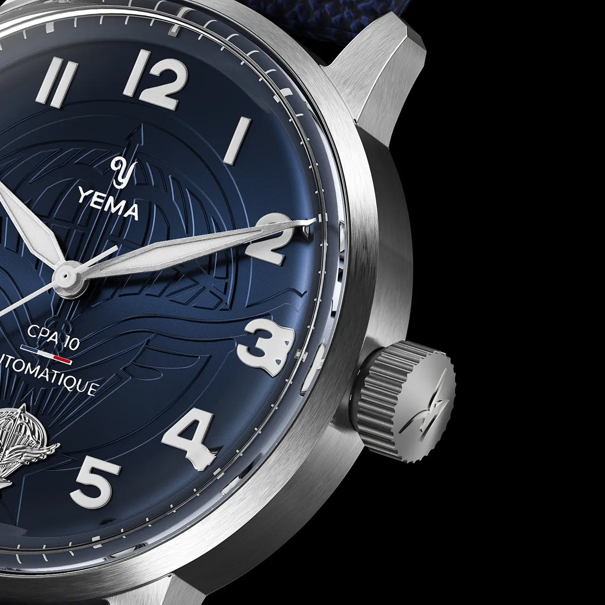 Boucle argentée du bracelet noir, gravée avec le logo Yema.