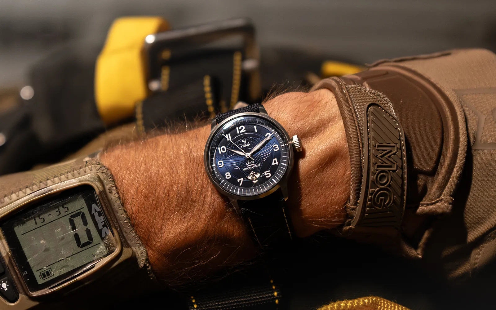 Montre portée au poignet par un homme