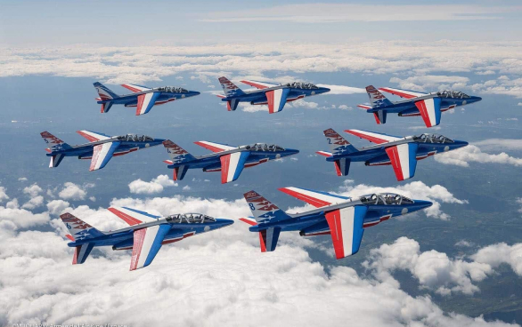 Avion Athos 1 guidant en vol la formation des avions de la Patrouille de France